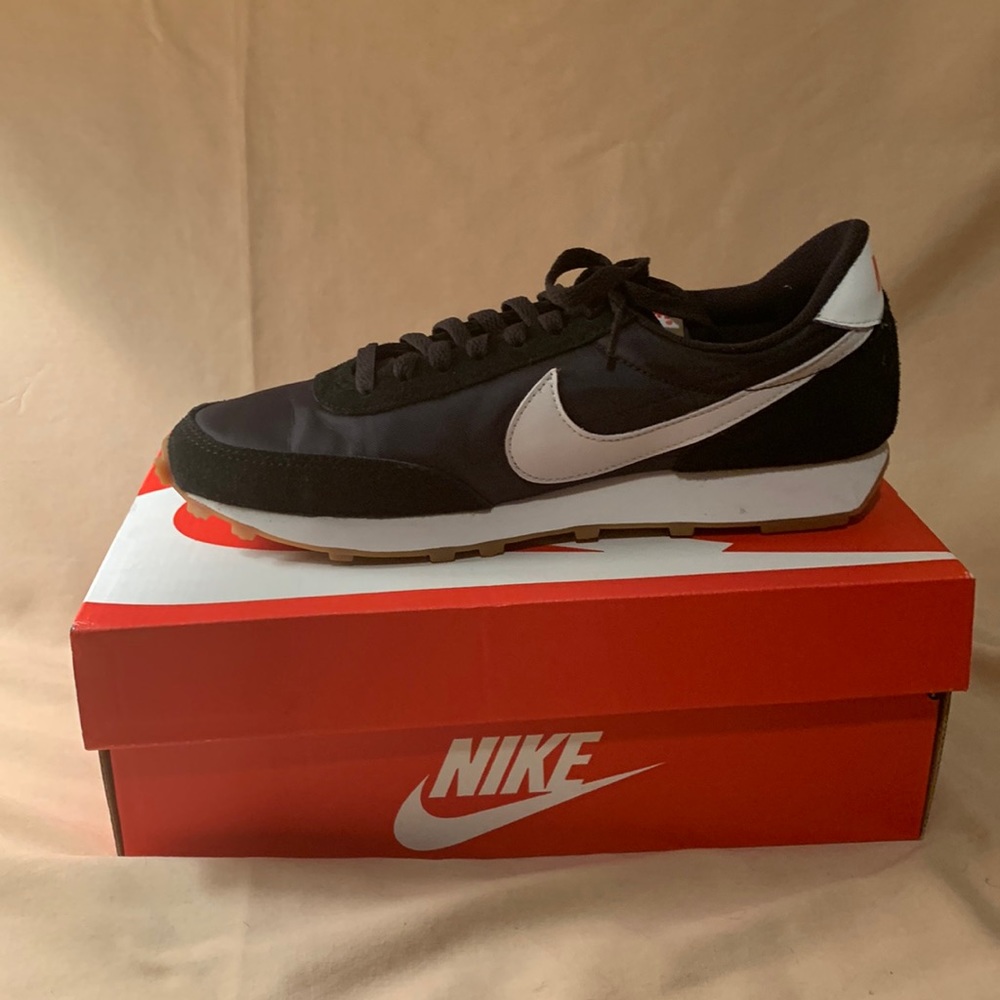 Women’s Nike DBreak shoes.color:black. Size:8.5
